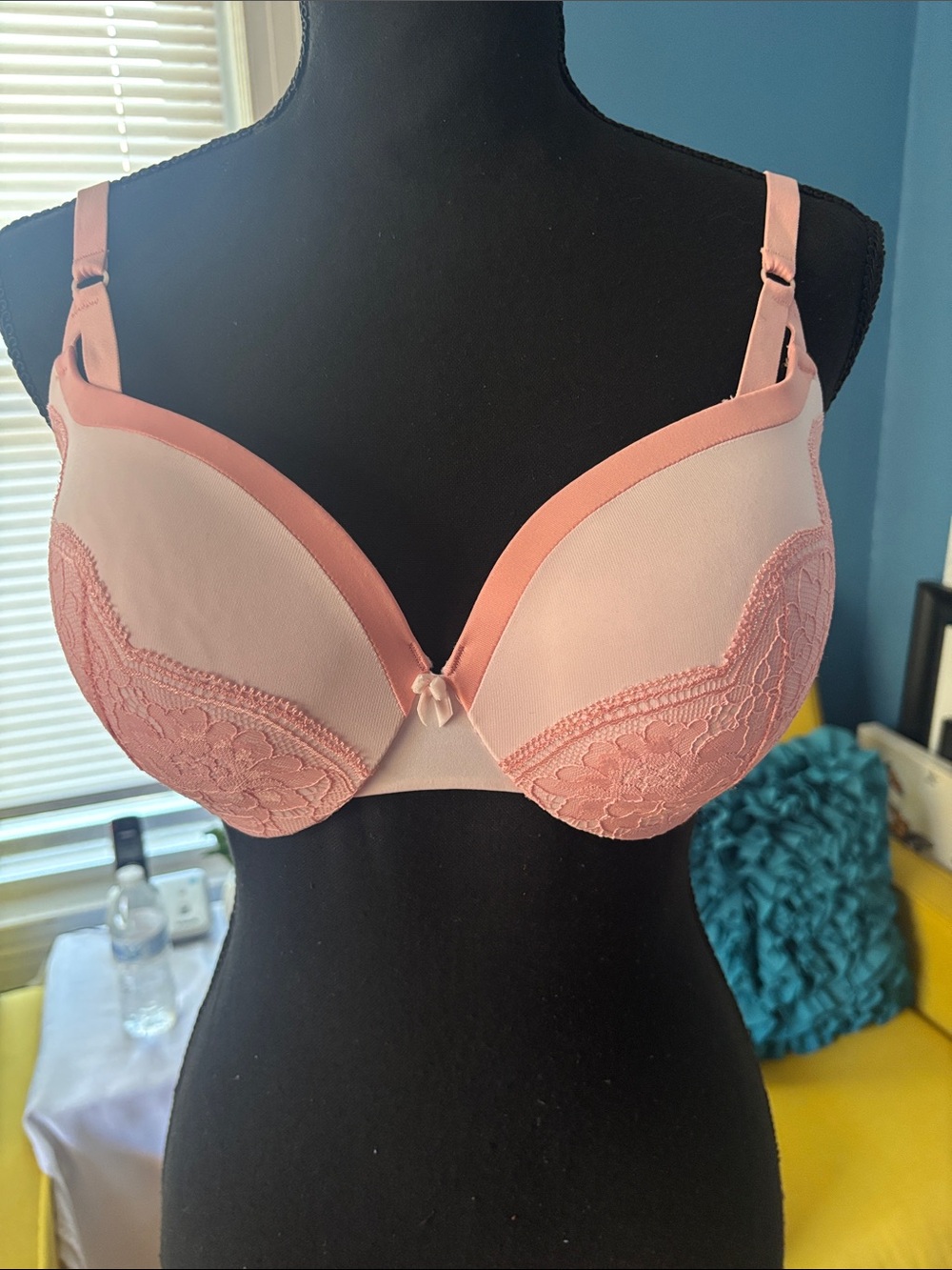Maidenform Light Pink Lace Push-Up Bra brought like new to small 34d